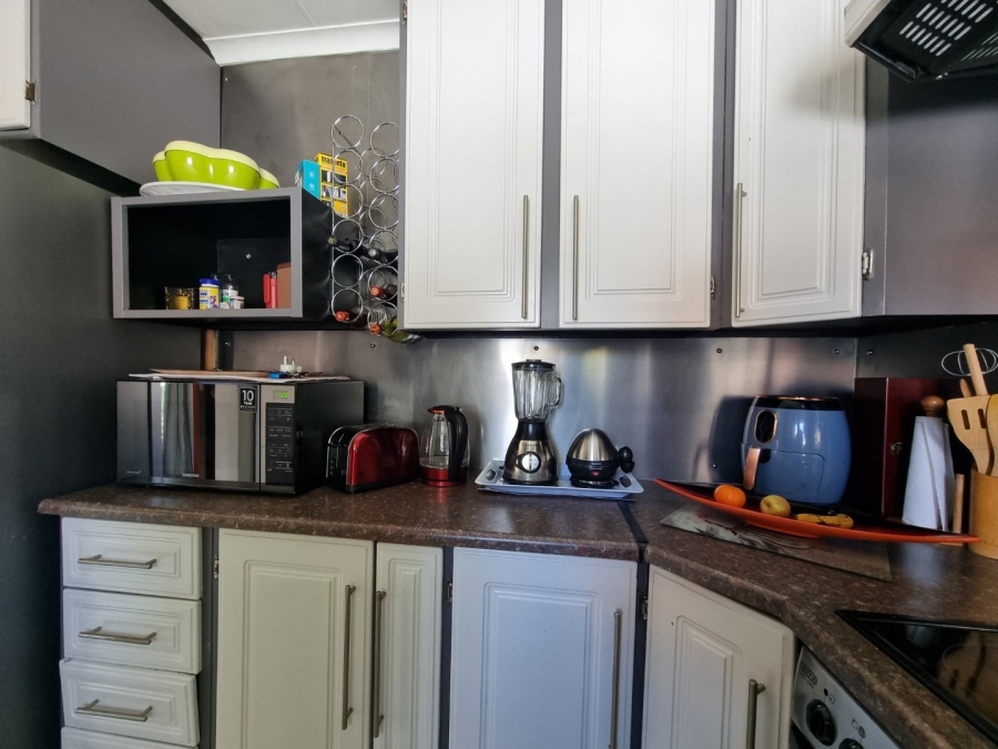 2 Bedroom Property for Sale in Rooihuiskraal North Gauteng