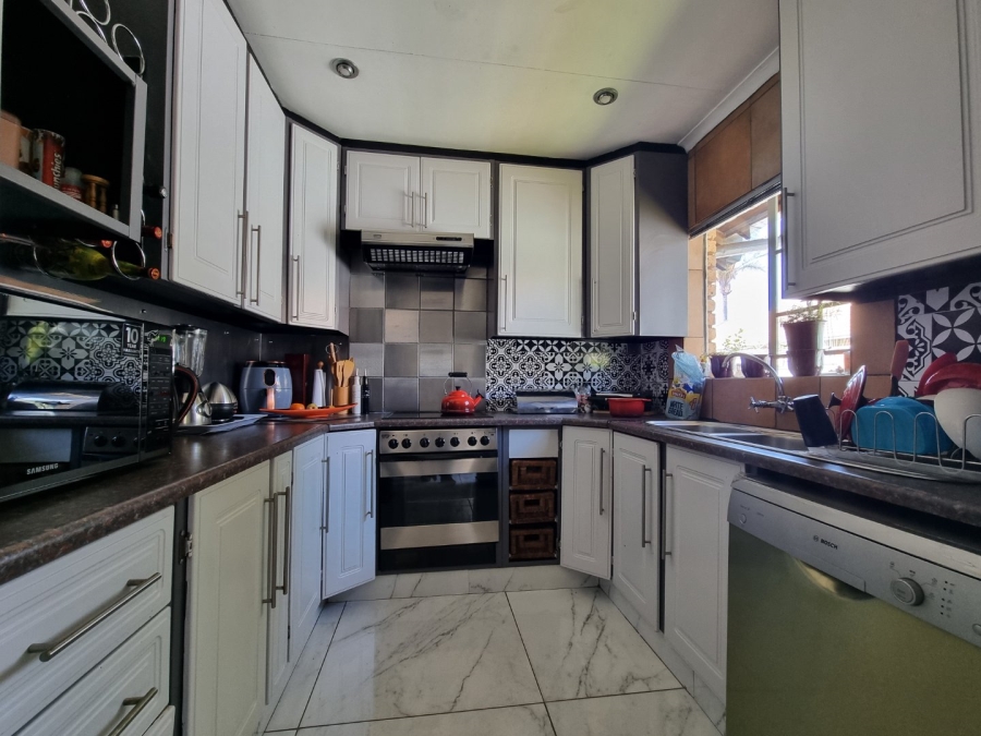 2 Bedroom Property for Sale in Rooihuiskraal North Gauteng