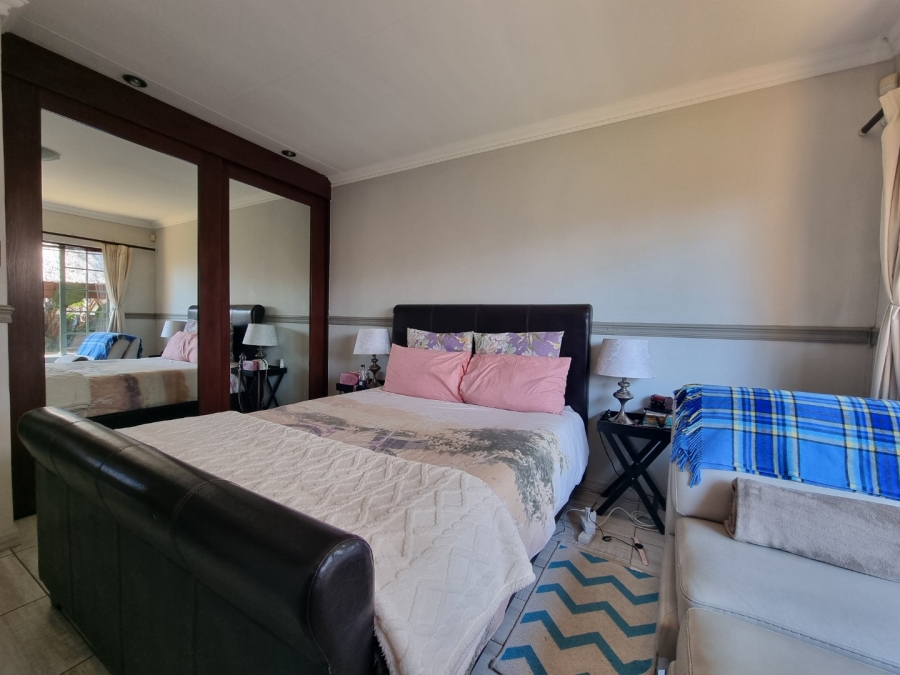 2 Bedroom Property for Sale in Rooihuiskraal North Gauteng