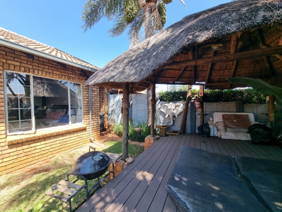 2 Bedroom Property for Sale in Rooihuiskraal North Gauteng