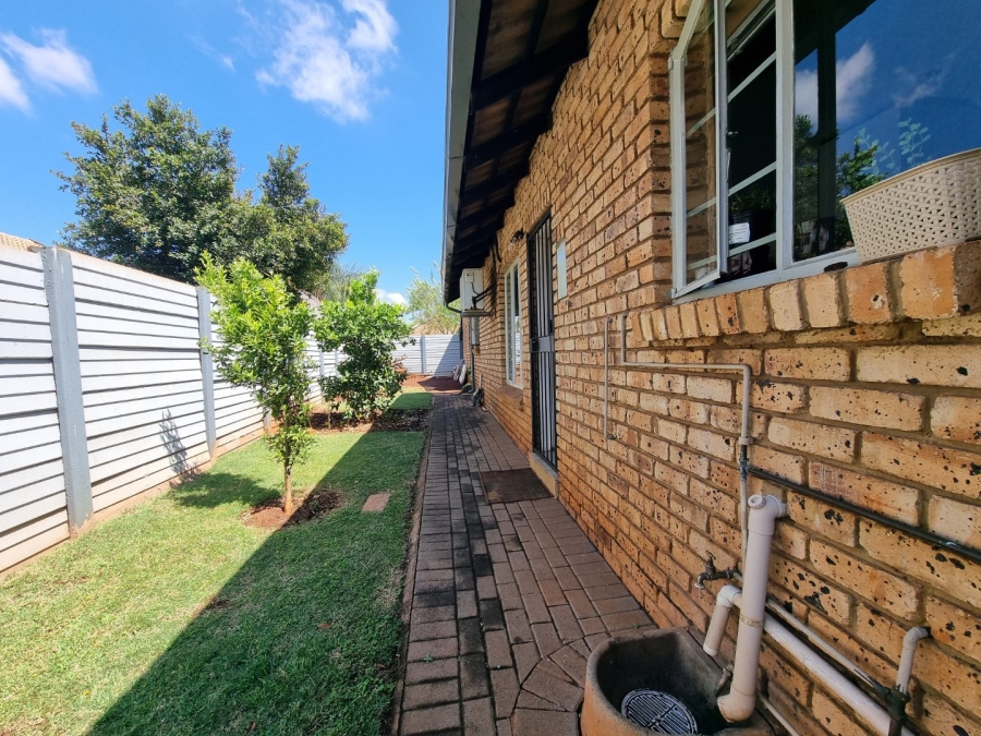 2 Bedroom Property for Sale in Rooihuiskraal North Gauteng