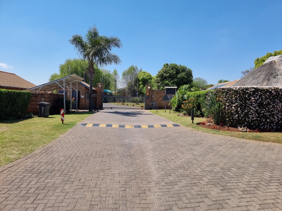 2 Bedroom Property for Sale in Rooihuiskraal North Gauteng