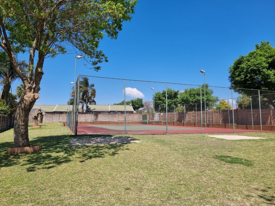 2 Bedroom Property for Sale in Rooihuiskraal North Gauteng