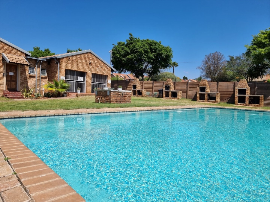 2 Bedroom Property for Sale in Rooihuiskraal North Gauteng