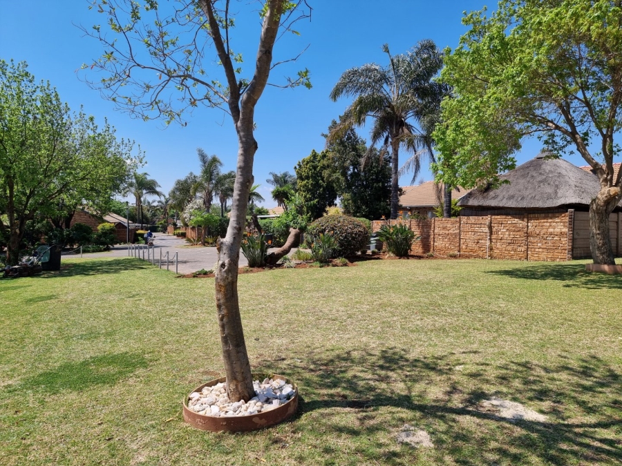 2 Bedroom Property for Sale in Rooihuiskraal North Gauteng