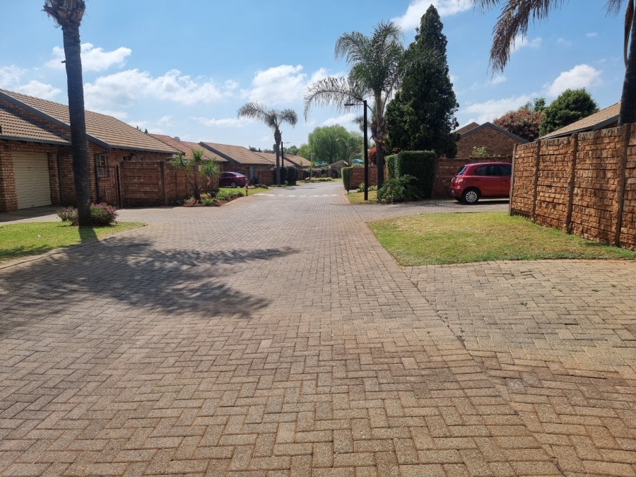 2 Bedroom Property for Sale in Rooihuiskraal North Gauteng