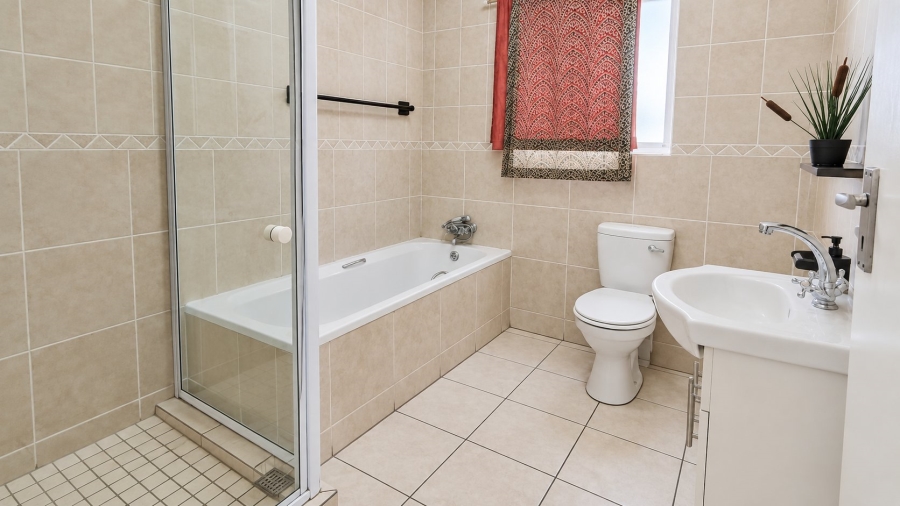 6 Bedroom Property for Sale in Amberfield Crest Estate Gauteng