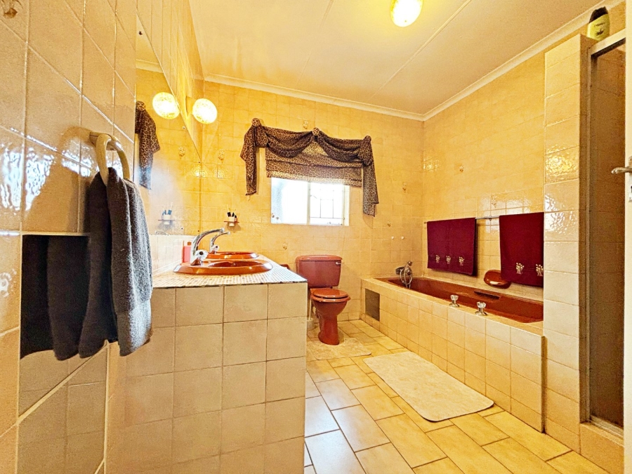 4 Bedroom Property for Sale in Eldoraigne Gauteng