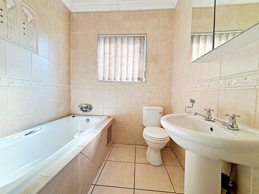 4 Bedroom Property for Sale in Eldoraigne Gauteng