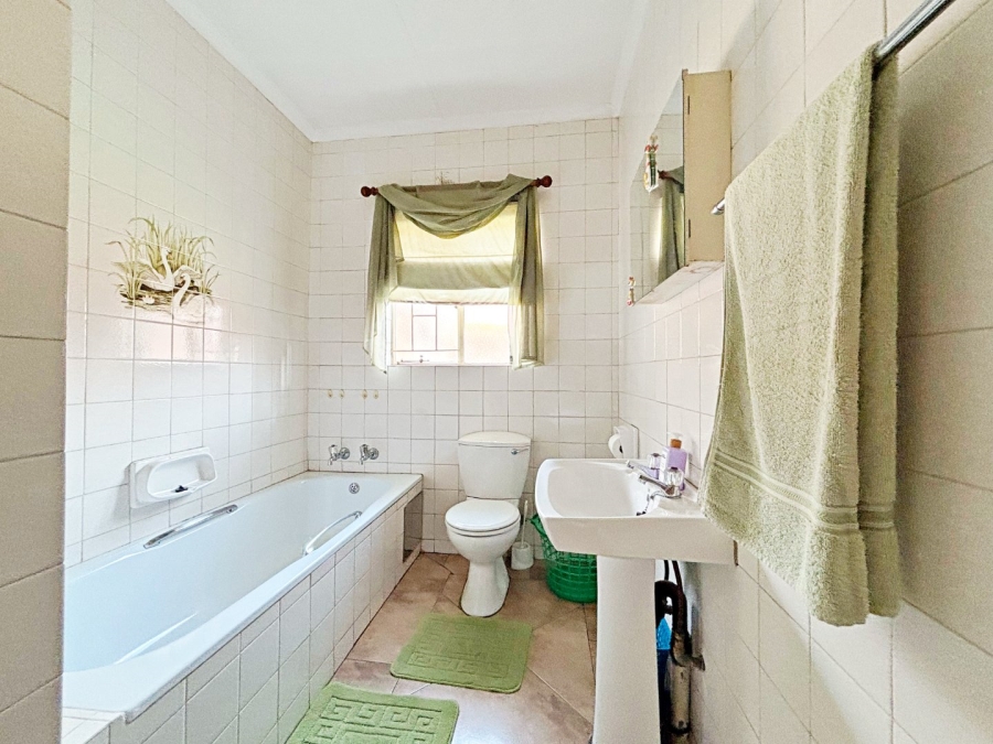 4 Bedroom Property for Sale in Eldoraigne Gauteng