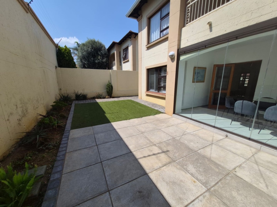 To Let 2 Bedroom Property for Rent in Khyber Rock Gauteng