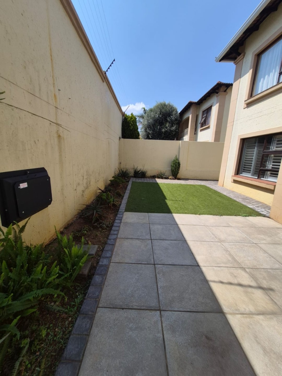 To Let 2 Bedroom Property for Rent in Khyber Rock Gauteng