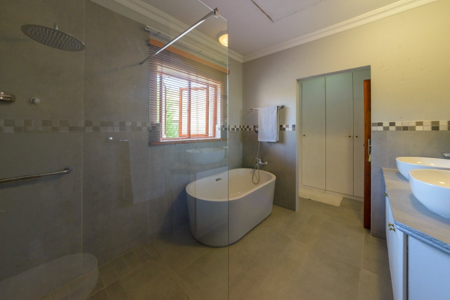  Bedroom Property for Sale in Faerie Glen Gauteng