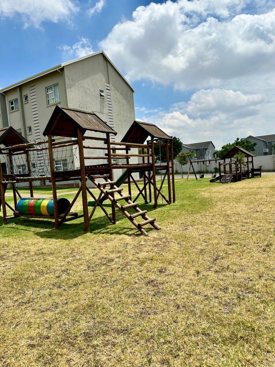 2 Bedroom Property for Sale in Blue Hills Gauteng