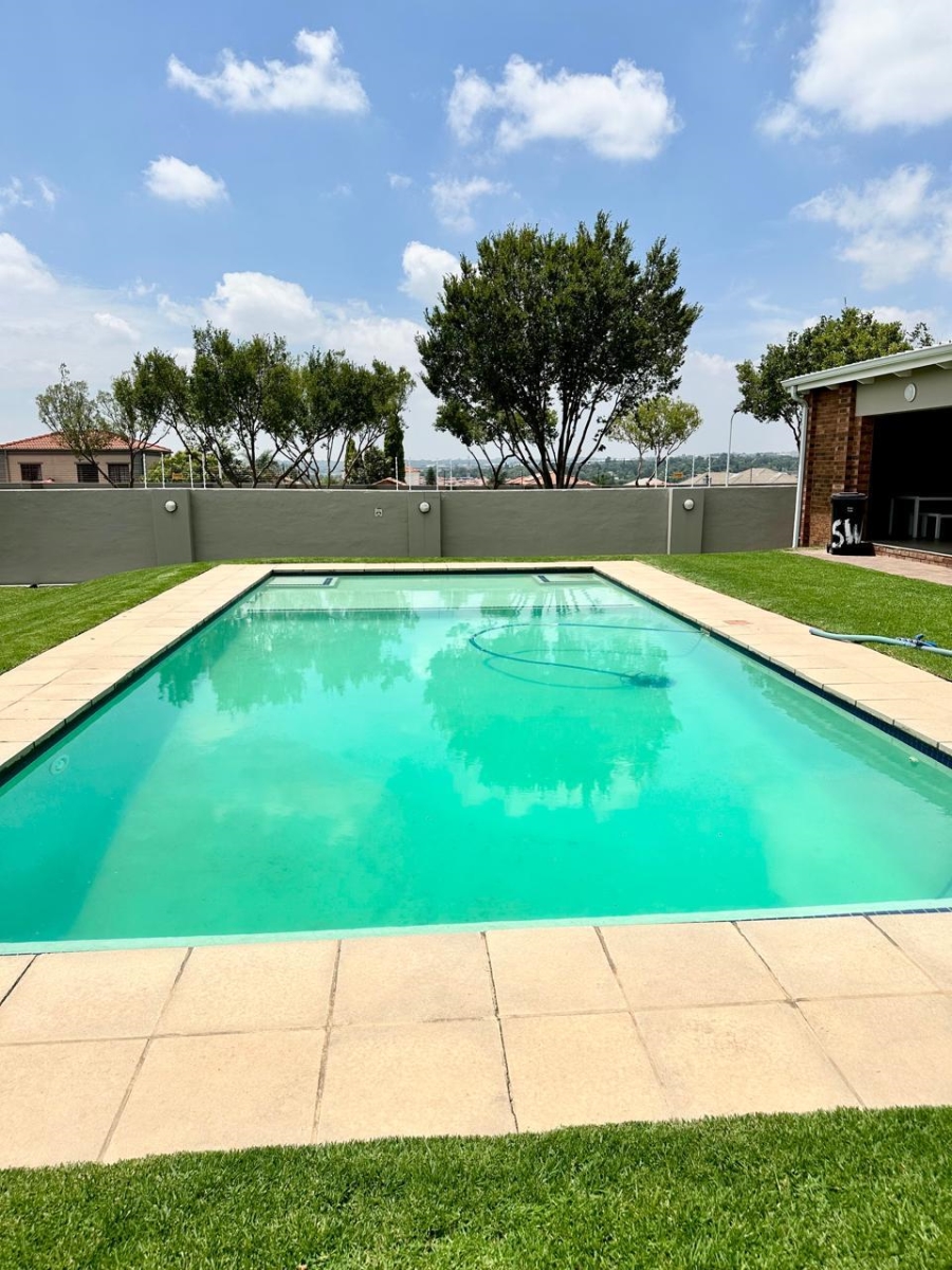 2 Bedroom Property for Sale in Blue Hills Gauteng