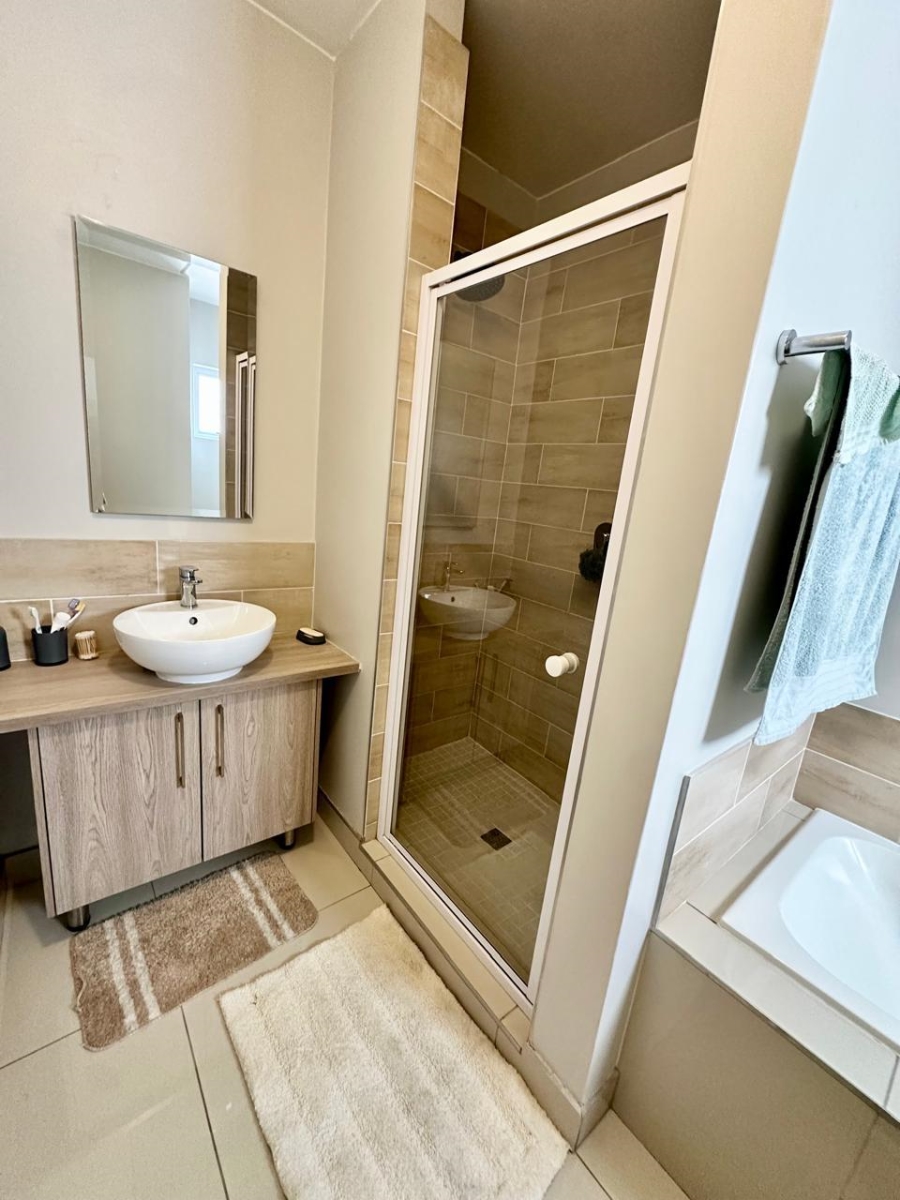 2 Bedroom Property for Sale in Blue Hills Gauteng