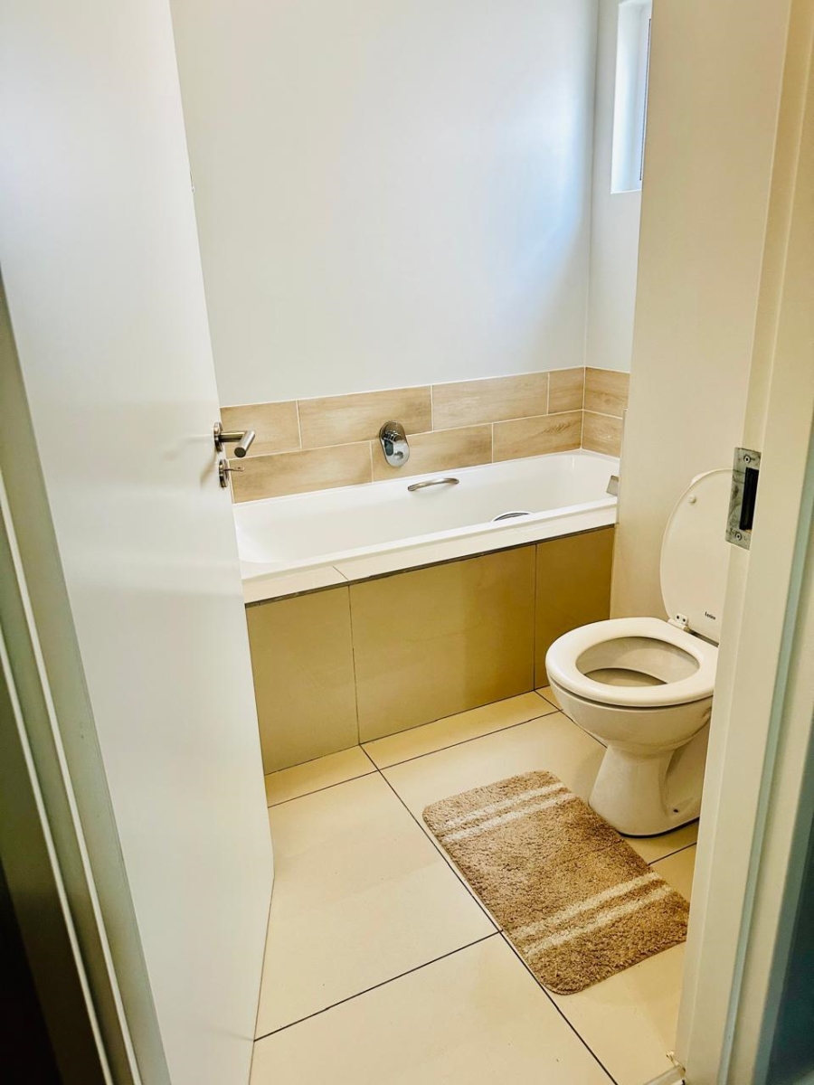 2 Bedroom Property for Sale in Blue Hills Gauteng