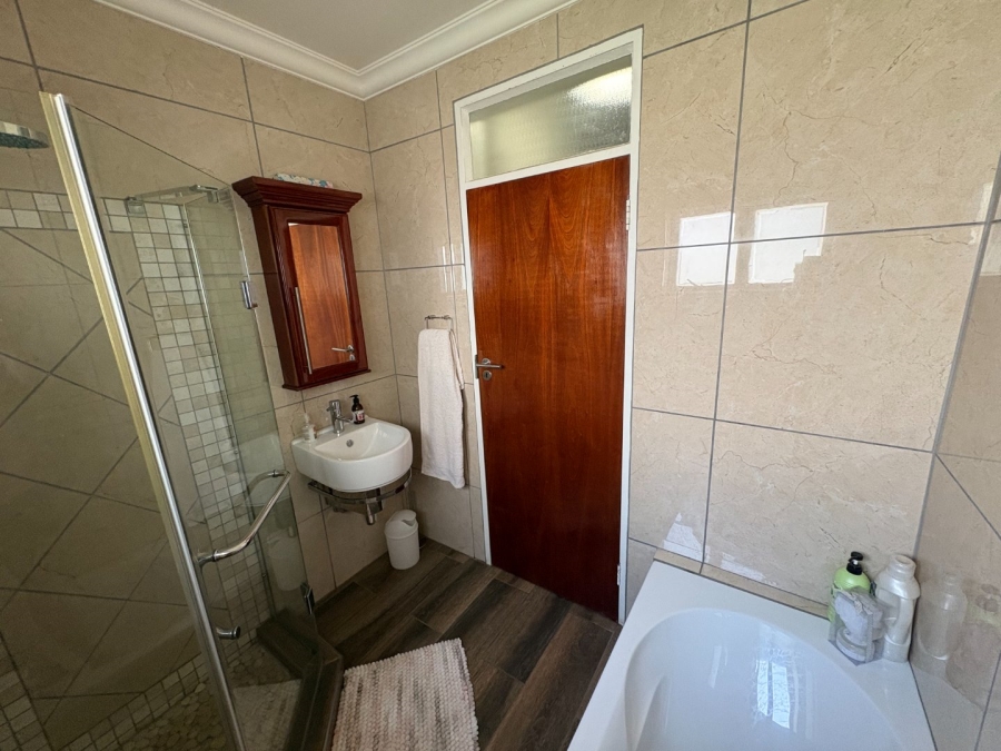 4 Bedroom Property for Sale in Garsfontein Gauteng