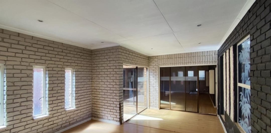 6 Bedroom Property for Sale in Terenure Gauteng