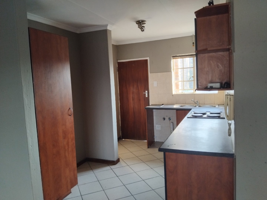 To Let 2 Bedroom Property for Rent in Vorna Valley Gauteng