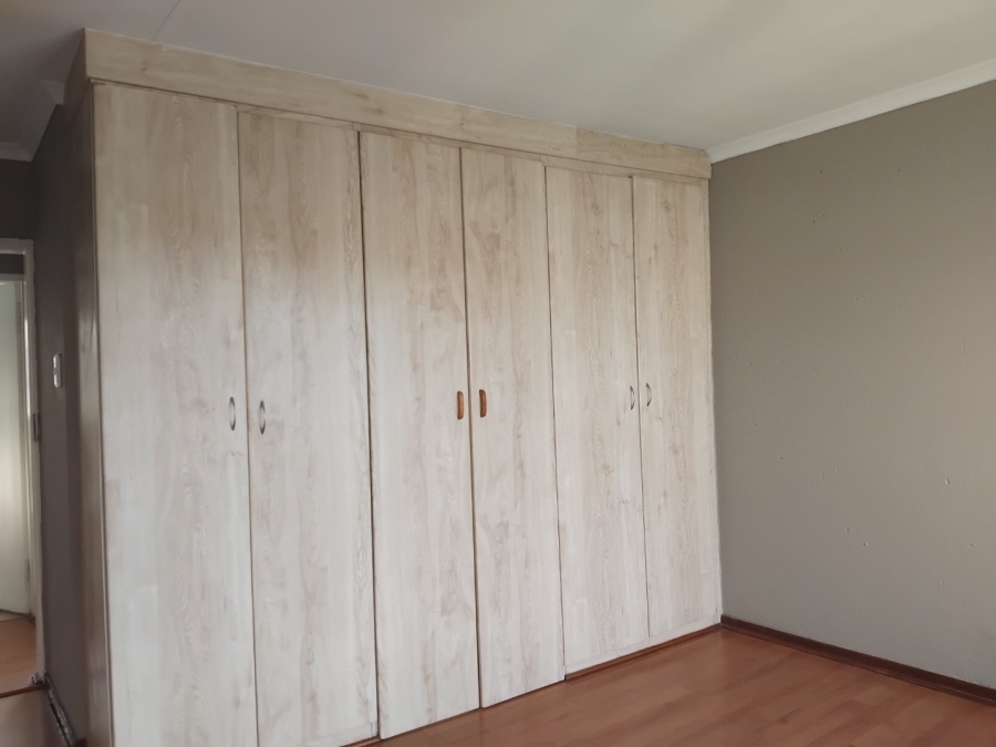 To Let 2 Bedroom Property for Rent in Vorna Valley Gauteng