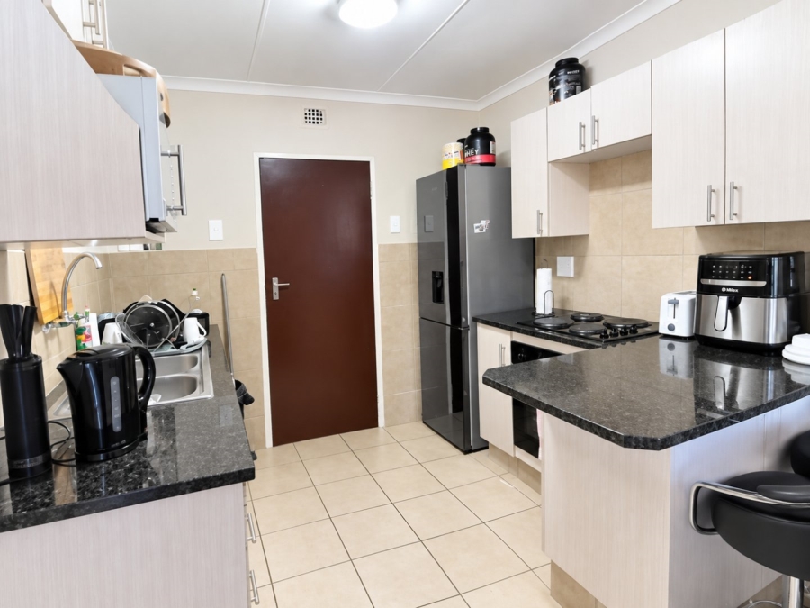 To Let 2 Bedroom Property for Rent in Noordwyk Gauteng