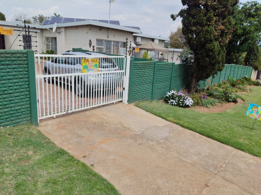 4 Bedroom Property for Sale in Rensburg Gauteng