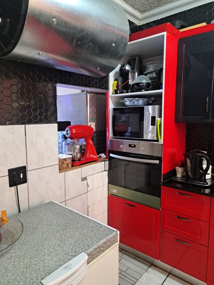 2 Bedroom Property for Sale in La Montagne Gauteng