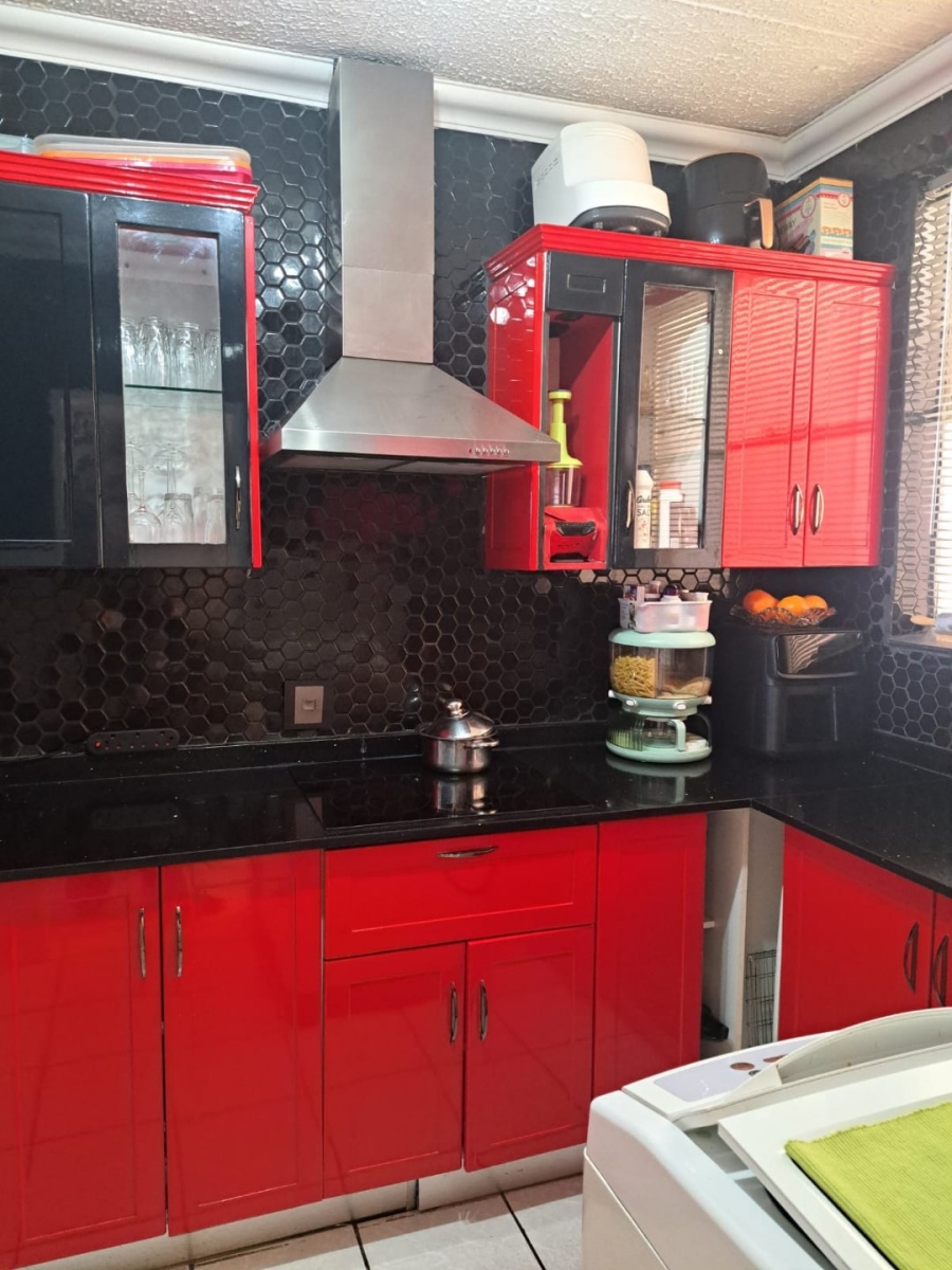 2 Bedroom Property for Sale in La Montagne Gauteng
