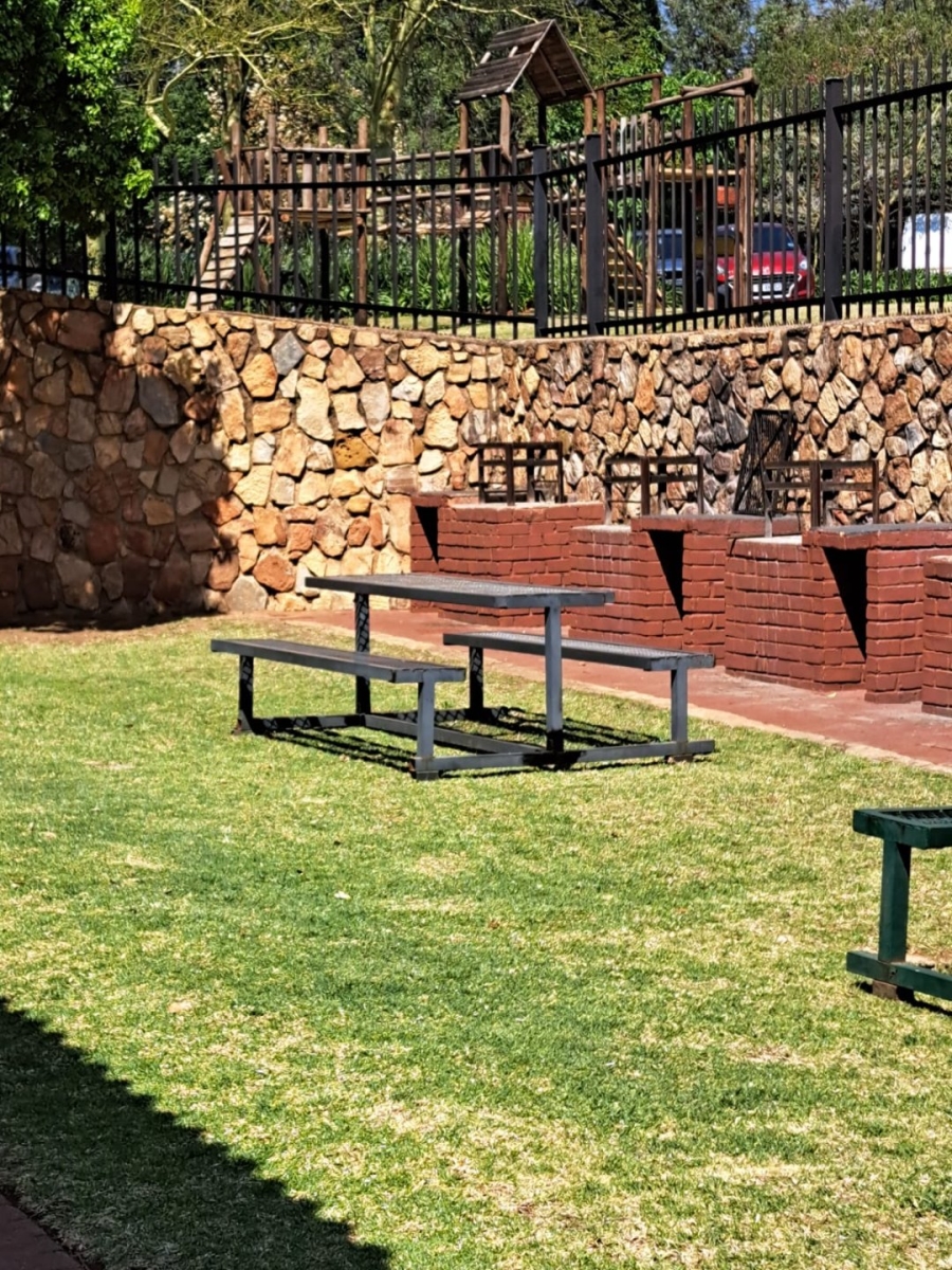 2 Bedroom Property for Sale in La Montagne Gauteng