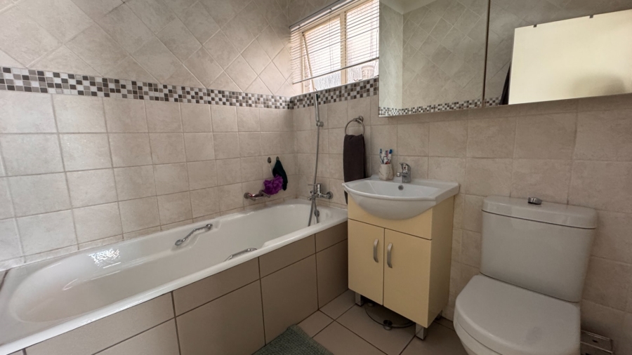 3 Bedroom Property for Sale in Three Rivers Proper Gauteng