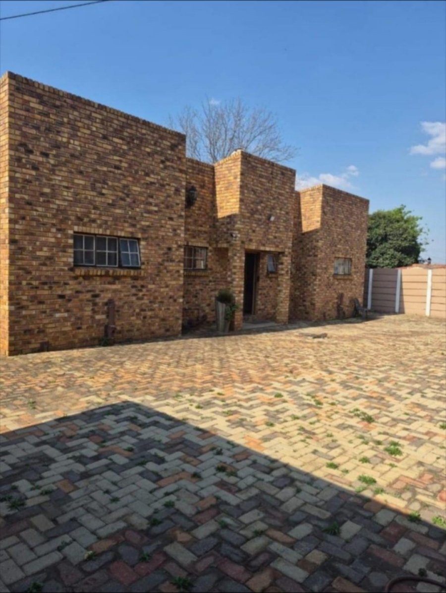 7 Bedroom Property for Sale in Casseldale Gauteng