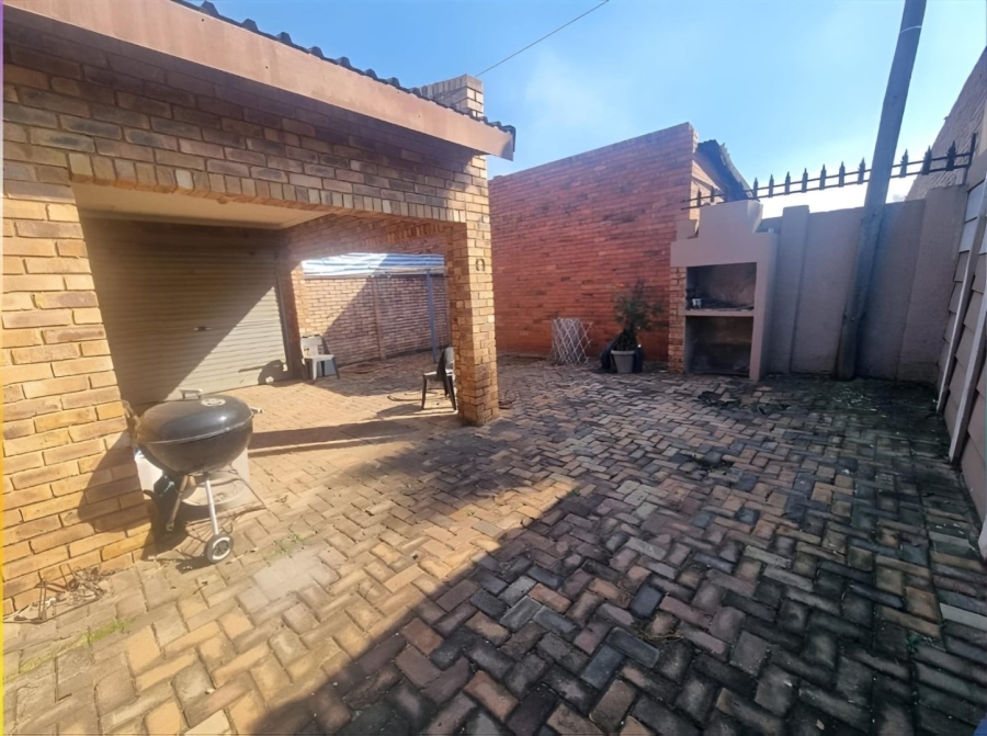 7 Bedroom Property for Sale in Casseldale Gauteng