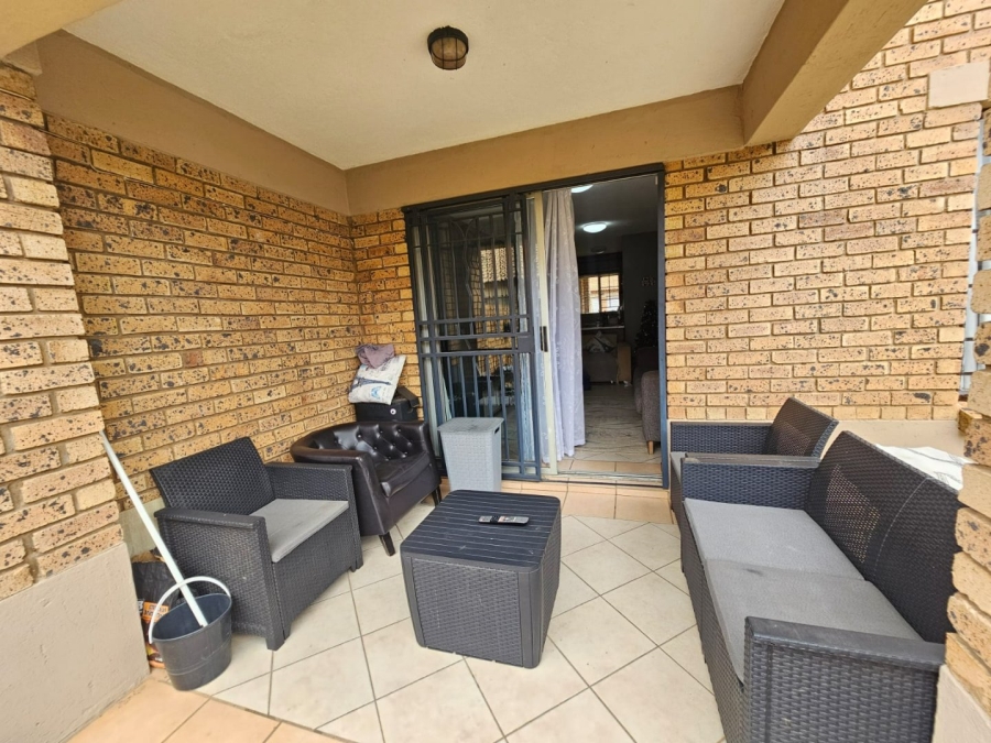 2 Bedroom Property for Sale in Monavoni Gauteng