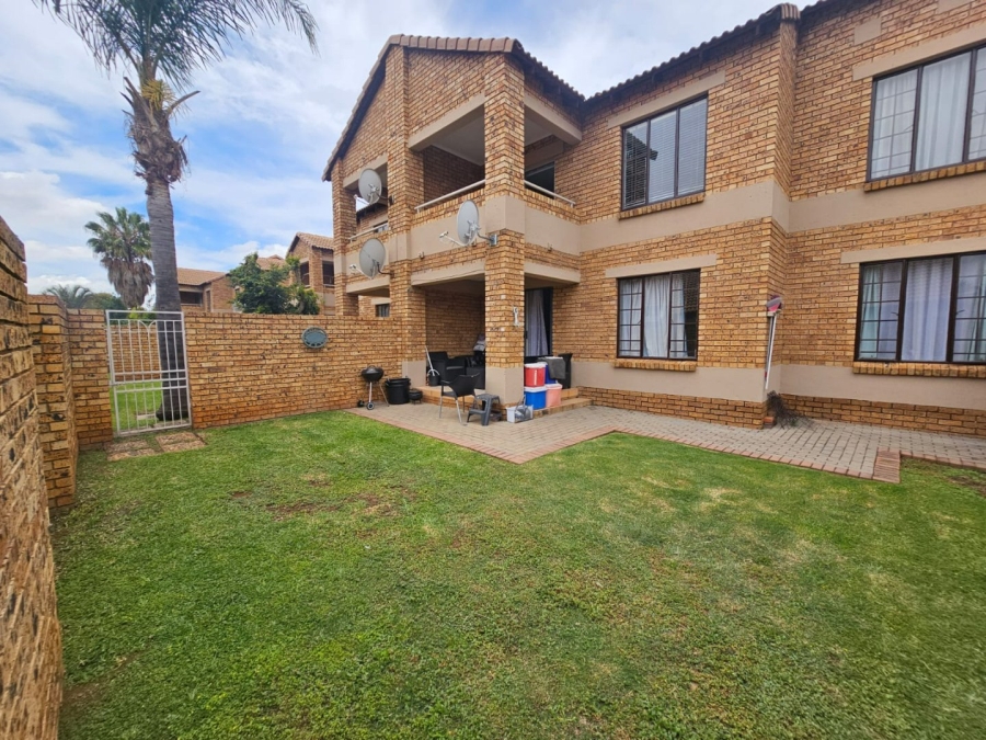 2 Bedroom Property for Sale in Monavoni Gauteng