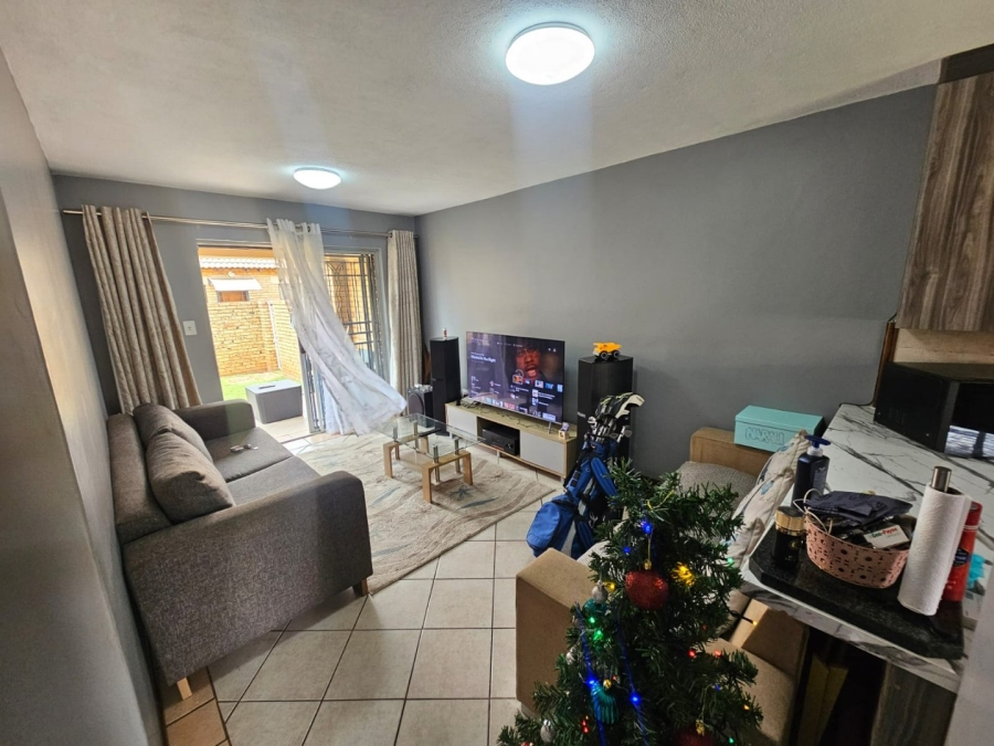 2 Bedroom Property for Sale in Monavoni Gauteng