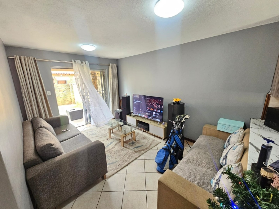 2 Bedroom Property for Sale in Monavoni Gauteng