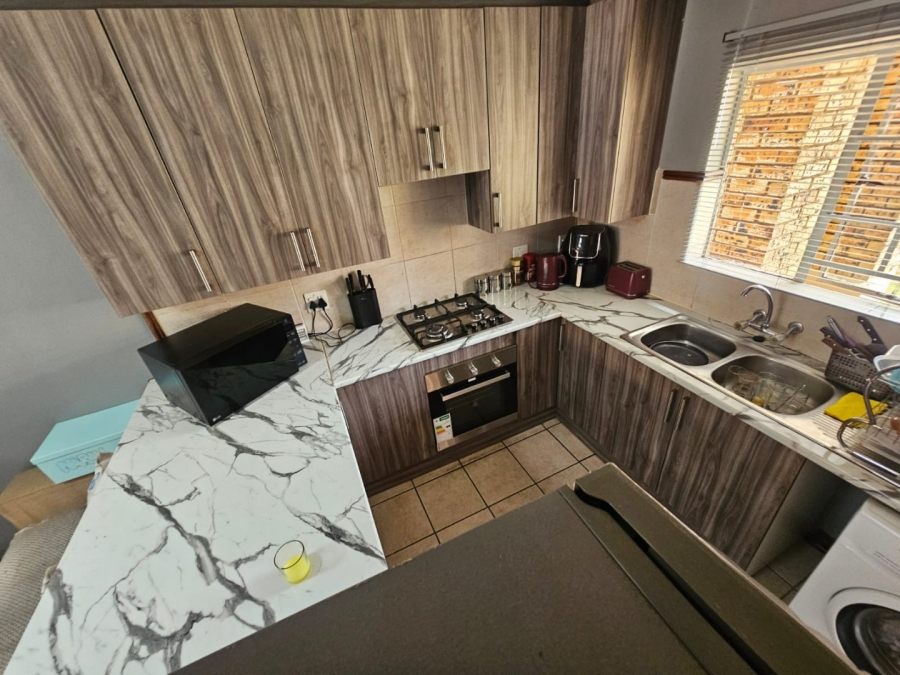 2 Bedroom Property for Sale in Monavoni Gauteng