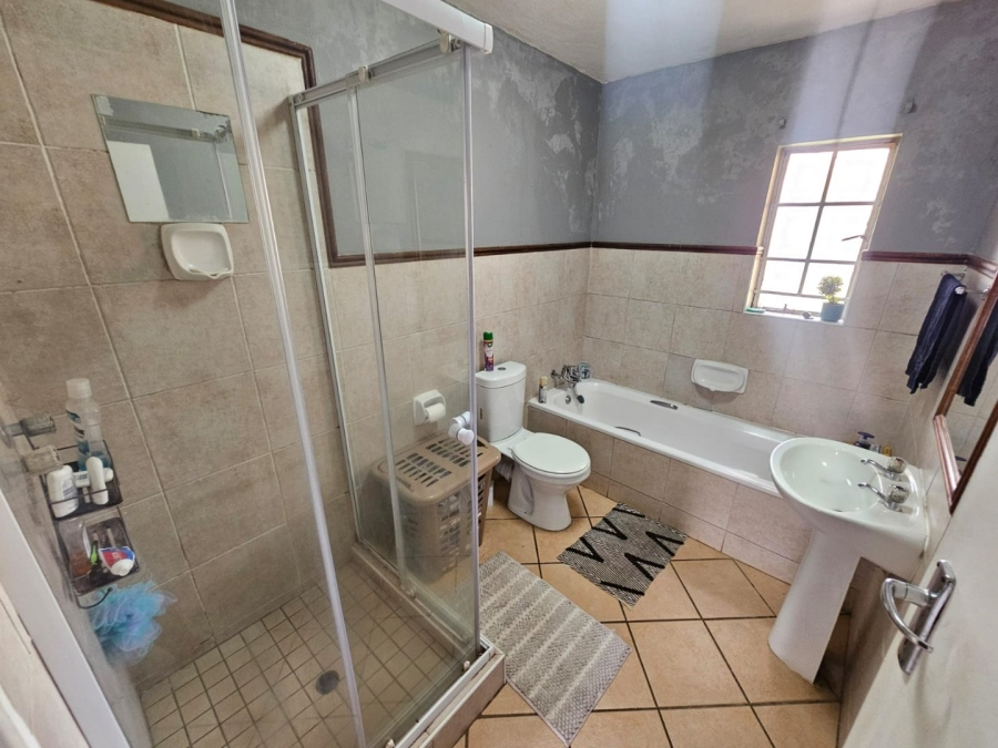 2 Bedroom Property for Sale in Monavoni Gauteng