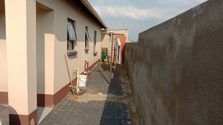  Bedroom Property for Sale in Delmore Park Gauteng
