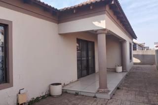 To Let  Bedroom Property for Rent in Windmill Park Gauteng
