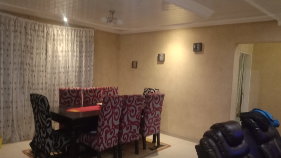 To Let  Bedroom Property for Rent in Windmill Park Gauteng