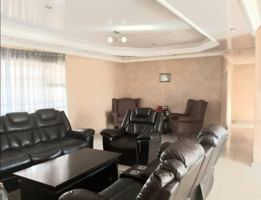 To Let  Bedroom Property for Rent in Windmill Park Gauteng
