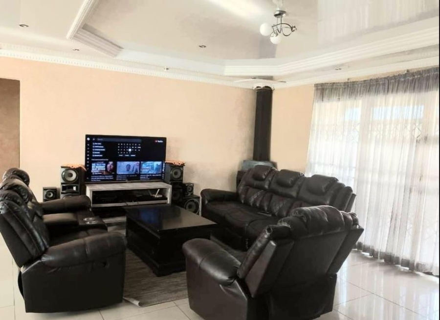 To Let  Bedroom Property for Rent in Windmill Park Gauteng