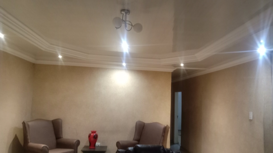 To Let  Bedroom Property for Rent in Windmill Park Gauteng