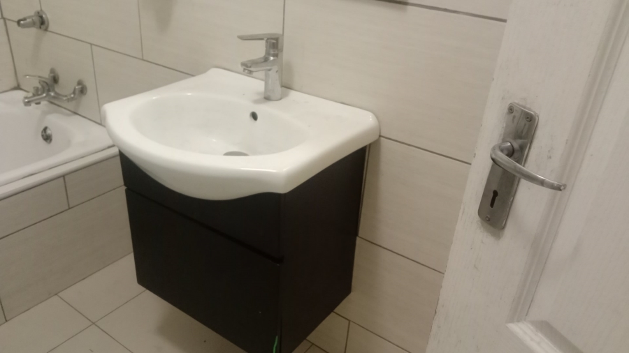 To Let  Bedroom Property for Rent in Windmill Park Gauteng