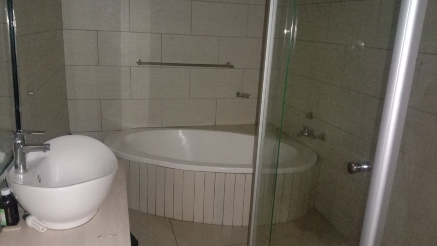 To Let  Bedroom Property for Rent in Windmill Park Gauteng
