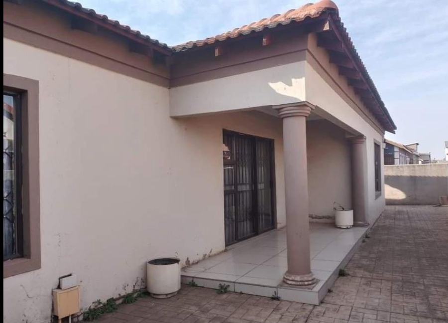 To Let  Bedroom Property for Rent in Windmill Park Gauteng