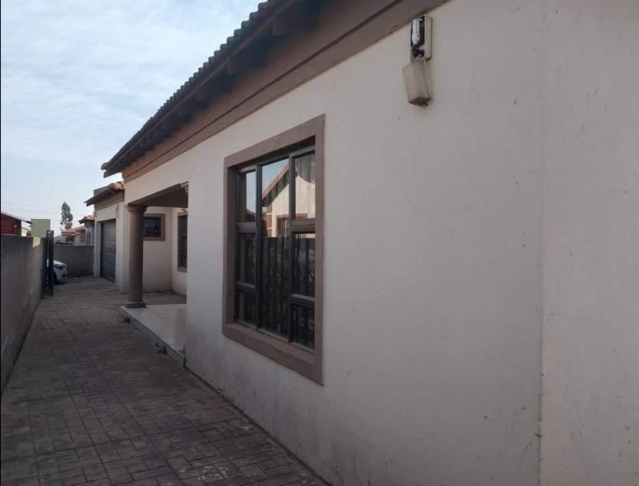To Let  Bedroom Property for Rent in Windmill Park Gauteng