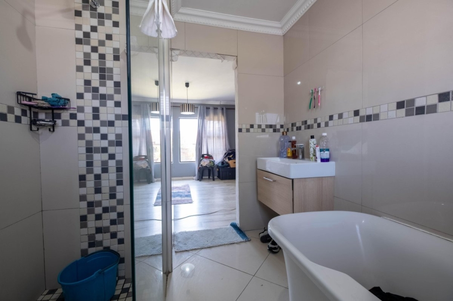 4 Bedroom Property for Sale in Birchleigh North Gauteng